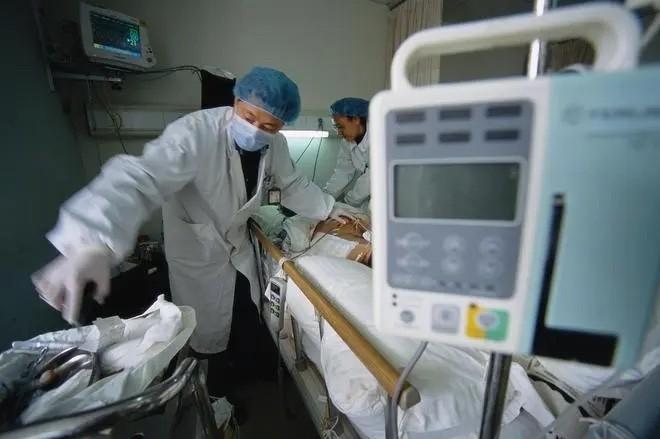 江苏无锡一男子头晕不适，跑去街边小诊所看病。医生接诊后发现他心跳飙快，连水都没