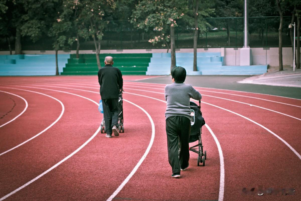 山东，老人吃过早饭后，到中学操场散步，看学生跳操，结果被带领班级跑操的学生撞倒，