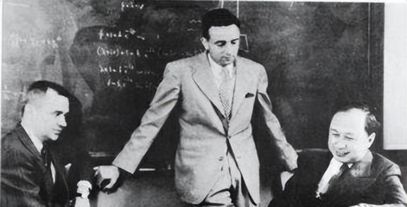 1955年，在钱学森回国的邮轮上，一位美国老太太叫来船长：“你不认识他吗？钱先