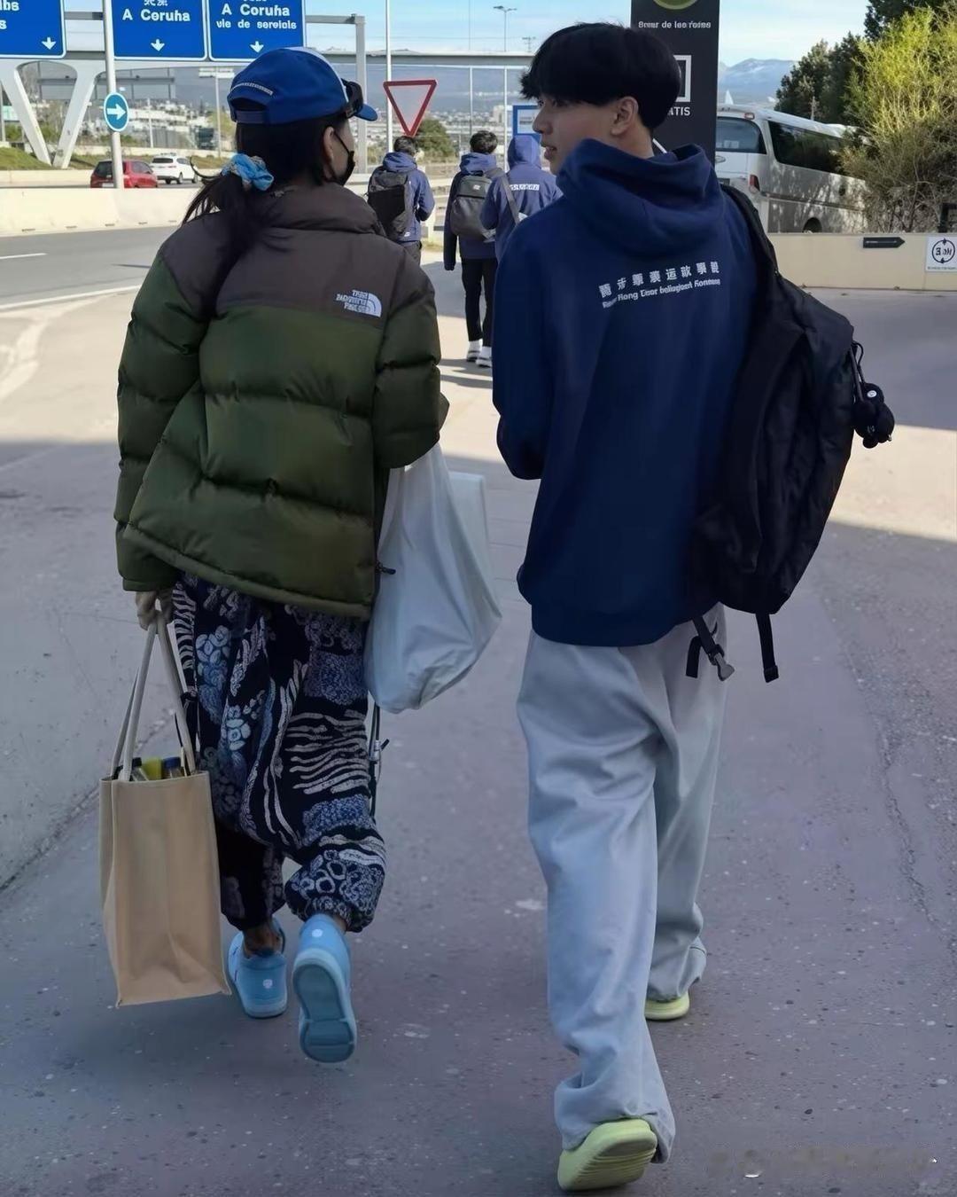 张柏芝小儿子成排球主攻，她低调拍照加油。谢振南16岁，身高1米83，比谢霆锋都高。哥哥谢振轩和谢霆锋