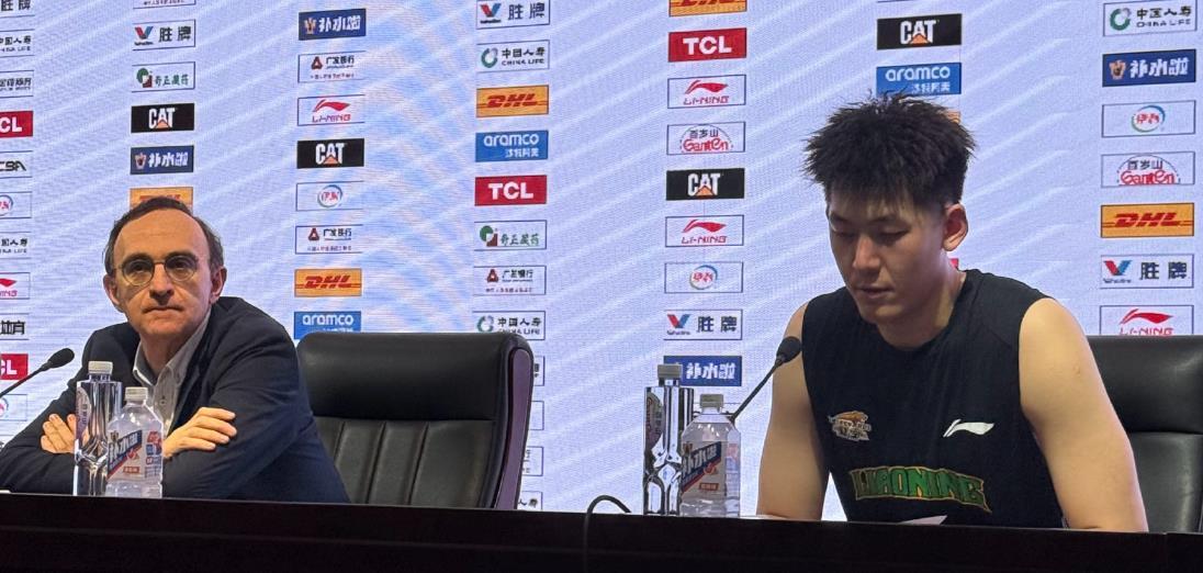 张陈治峰得到主教练乌戈的表扬，乌戈赛后新闻发布会上说：为张陈治峰感到高兴，他下半