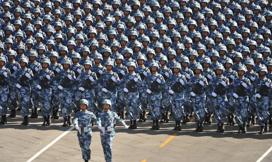 9.3阅兵仪式，邀请的国家元首名单里金正恩的名字赫然出现了。而且排在第二位。在