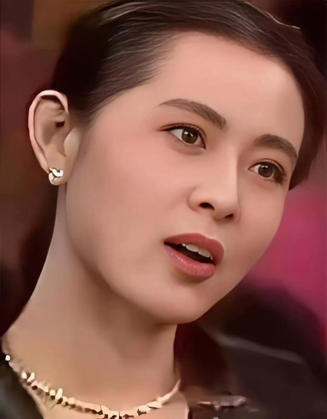 一直不明白倪萍年轻时候那么漂亮，怎么年纪大了，面相变化这么大。下巴尖长，鼻孔外露