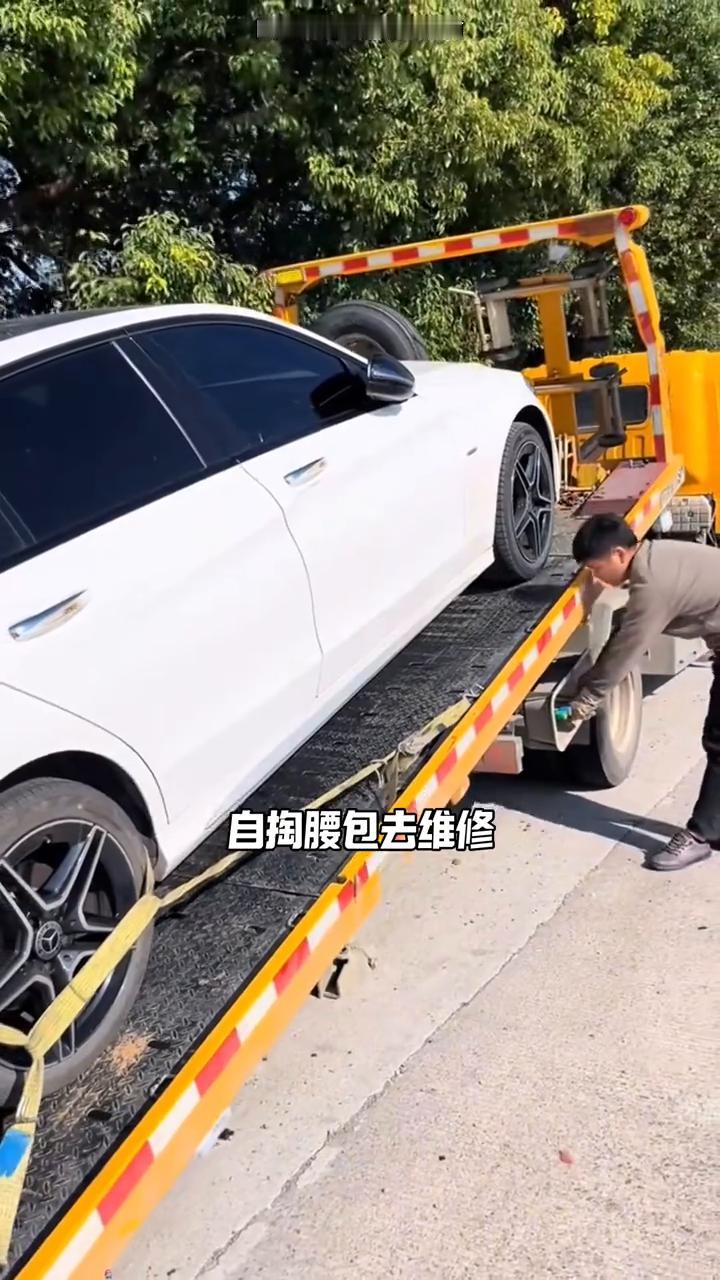 高速玻璃被砸碎如何正确处理？注意看视频，高速上正常行驶，突然飞来一块铁，把前挡