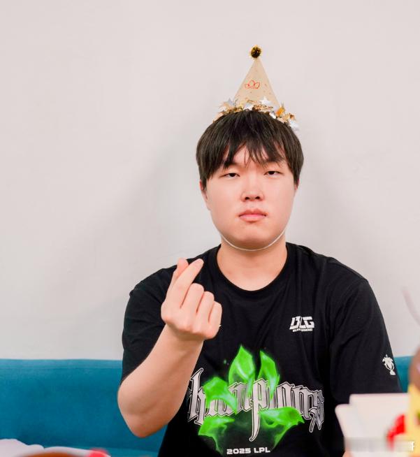 感觉现在除了blg就al世界赛名额比较稳，另外二个玩觉得甚至lgd，ig，we都