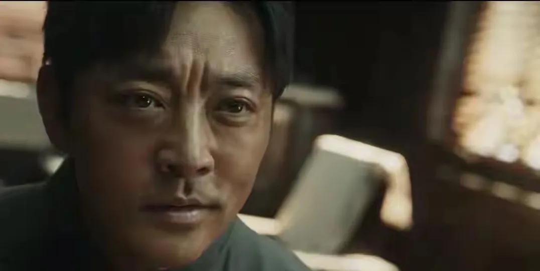 追剧《生万物》真佩服编剧的想象力！费文典是地主家的阔少，为了穷人的利益最后壮烈
