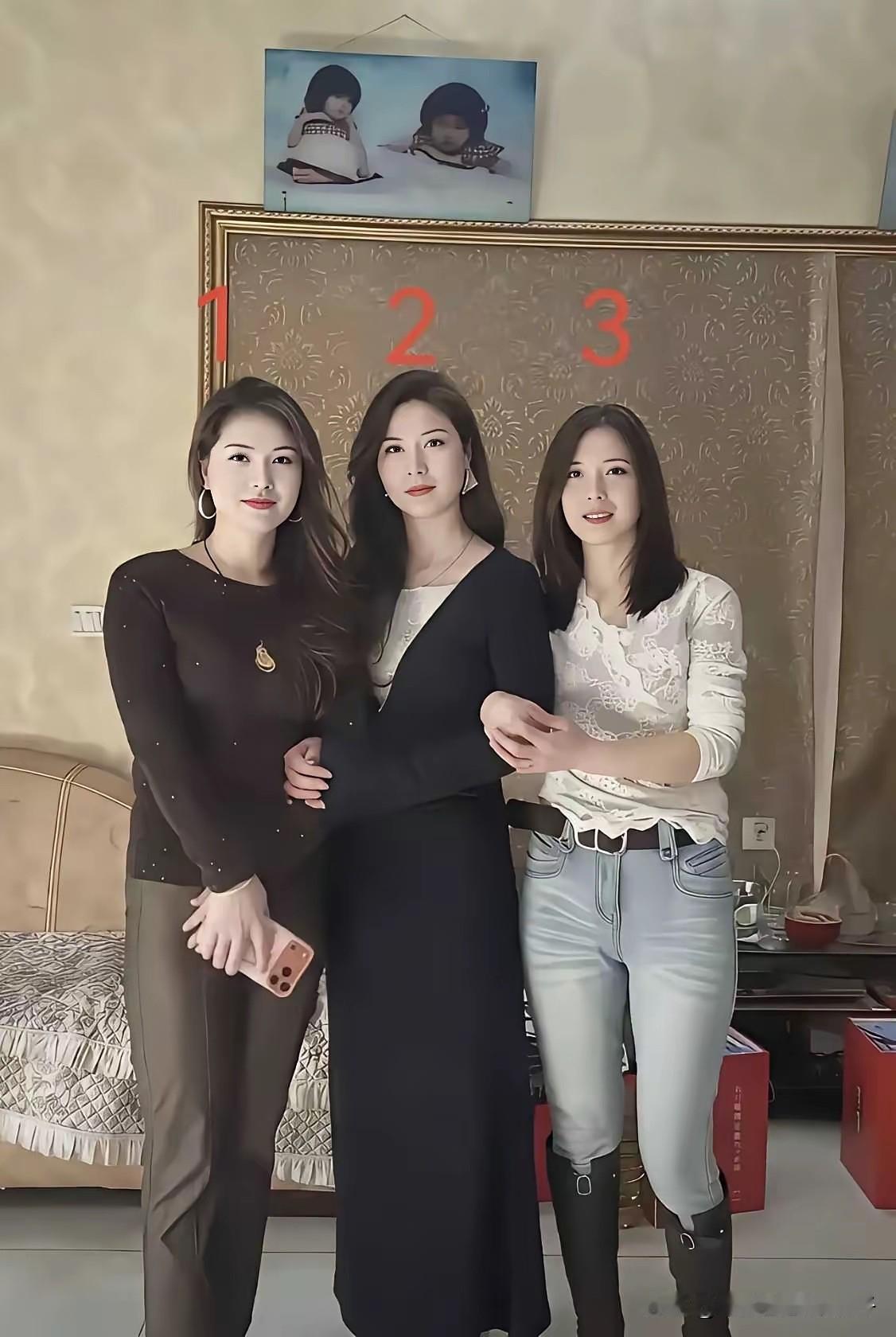 这么一对比之下，还是中间的女生最漂亮，实话实说！