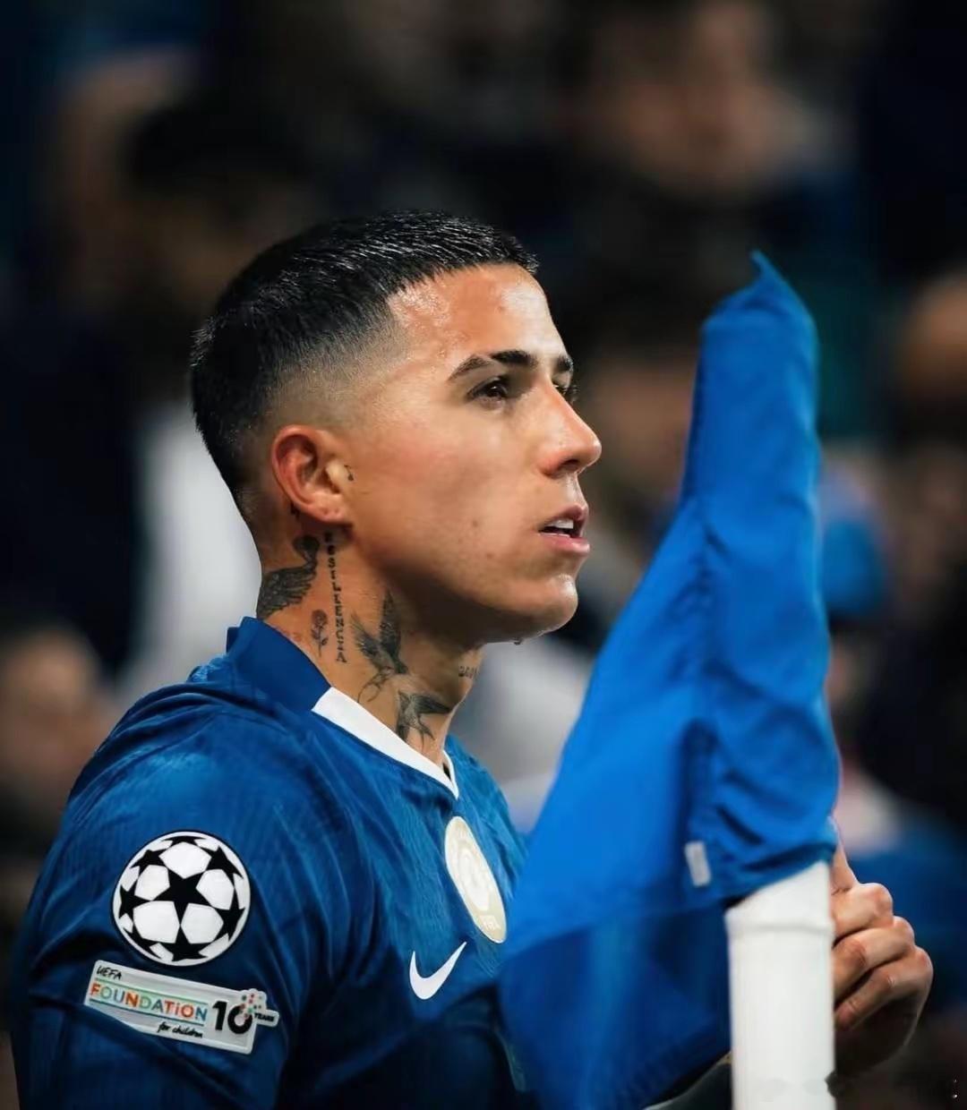 在切尔西将恩佐·费尔南德斯挂牌出售后，巴黎圣日耳曼正在与切尔西就签下他进行谈判。