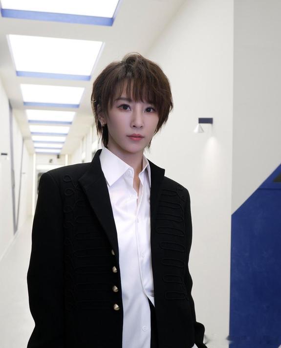 给《浪姐》导演两点建议：一、让谢楠成团。谢楠练舞练到凌晨，还把周三当成周四，以为