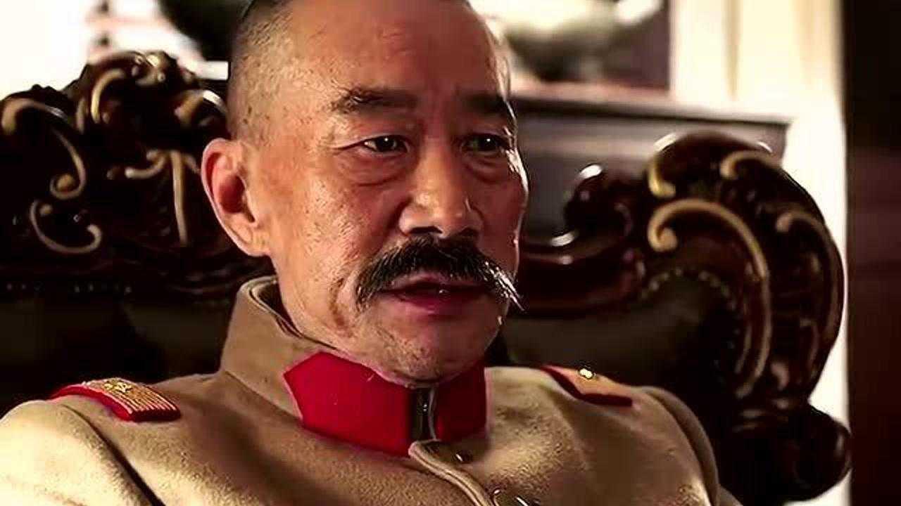1888年，14岁的张作霖没了爹。他爹张有财是当地小有名气的赌棍，靠着家