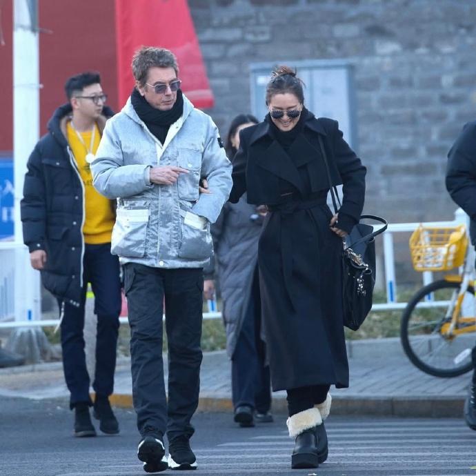 最近巩俐和老公让雅尔一起现身北京街头，两位手挽着手特别恩爱，走在一起也格外的般配