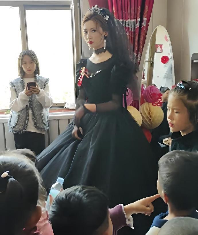 这大概是今年我见过最“叛逆”的新娘了！😯坐标婚礼现场，新娘坚持穿黑婚纱出