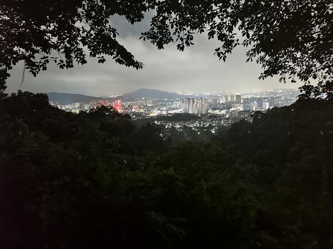 为什么东莞能够成为地级市呢?这是广东省政府基于珠三角区域发展布局以及对外开放