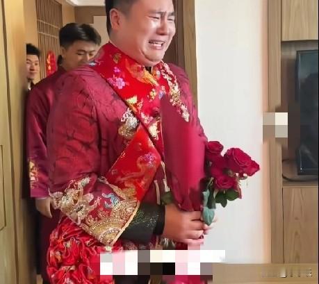近日，陕西韩城一对新人结婚，新郎去接新娘，推开门看到新娘的一瞬间，新郎忽然大哭，