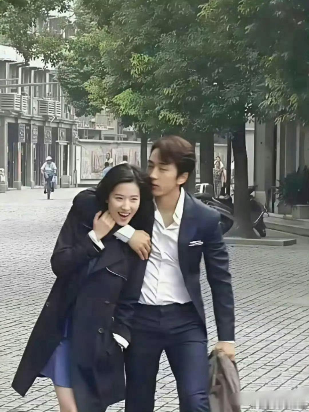 刘亦菲当年和韩国男朋友宋承宪在一起的时候真是亲密啊！​​​