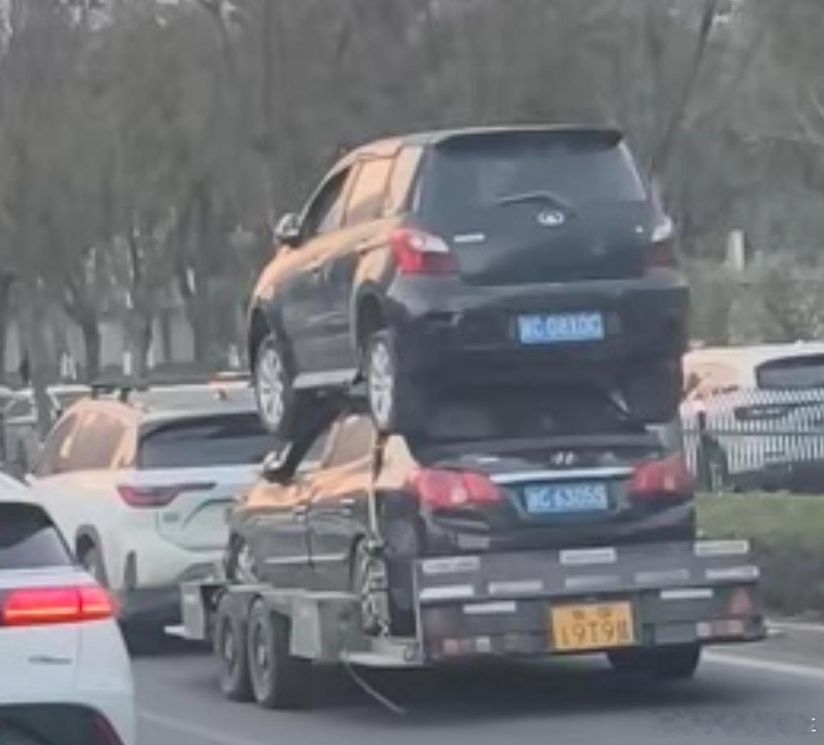 蔚来一代车+拖挂拉货，应该明白是怎么回事吧，图二这个装法就更绝了。