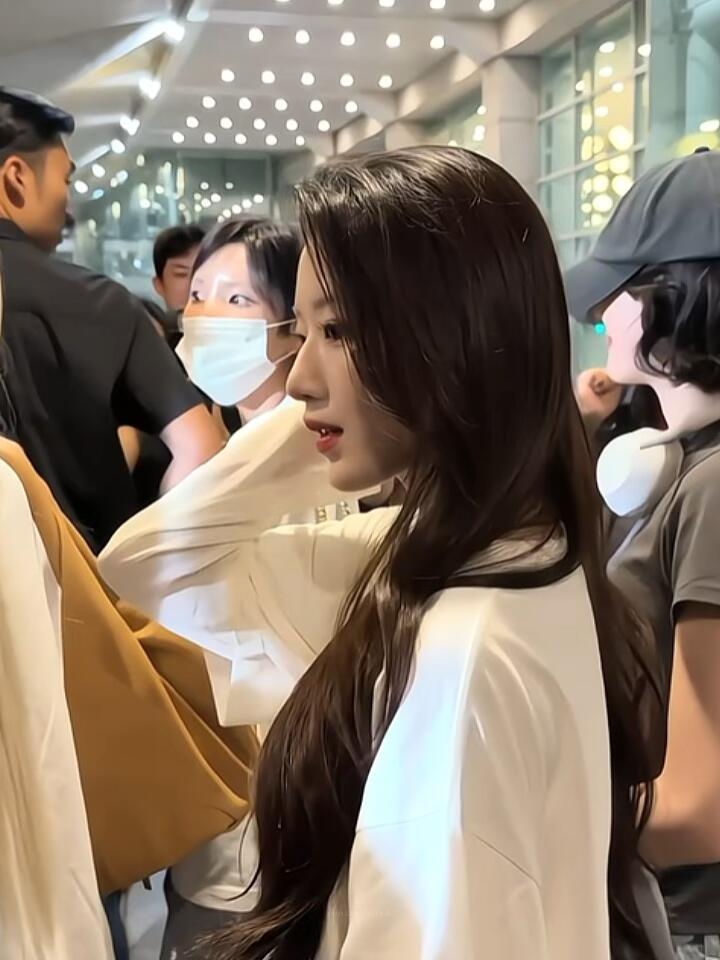 叶舒华机场路透cut天才级别的美貌……​​​