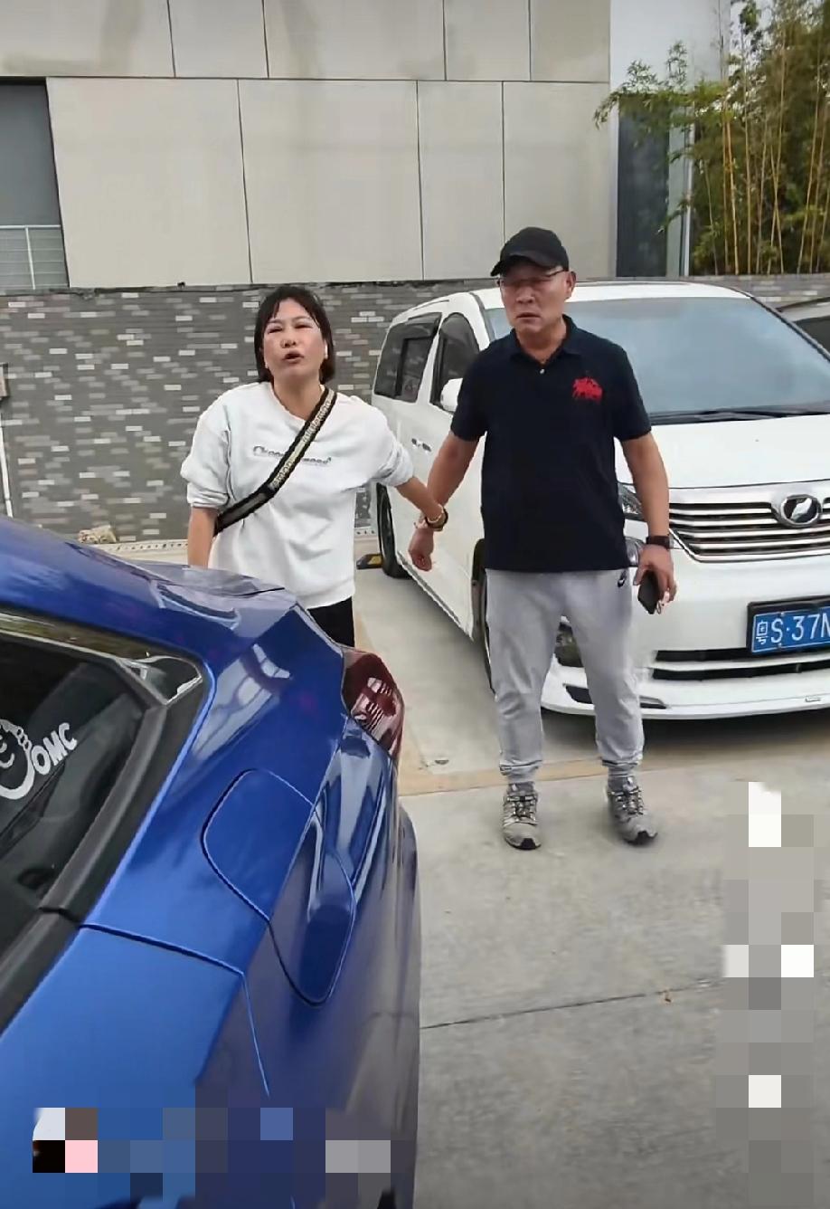 2月25日，广州。一家人人肉霸占车位，还强词夺理，对付这种人，蓝色车主也没有惯着