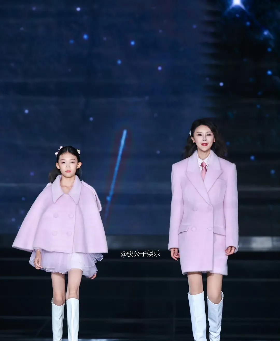 甘薇携女儿亮相张帅大秀，诠释了母亲是孩子最坚实的依靠。从昔日小女人到如今的守护者