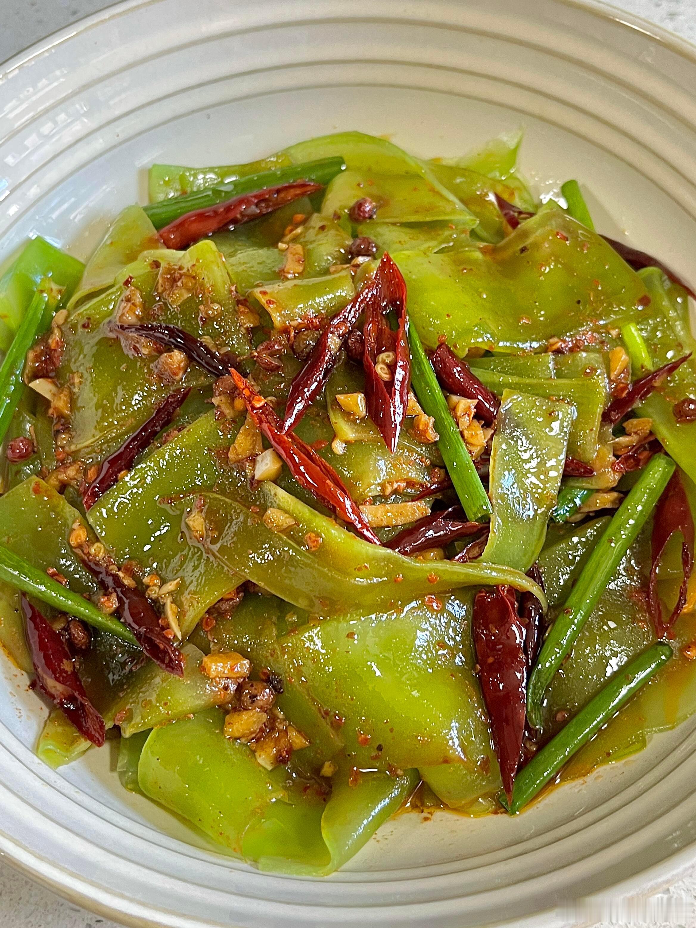 宝子们，一定要试试这道吃一次就彻底沦陷的炝拌莴笋片！操作超简单，把莴笋削成薄薄一