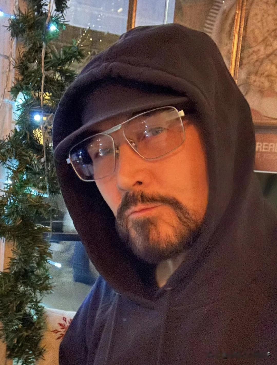 65岁费翔，近况曝光！12月24日，费翔上了热搜，这一次，不是有了新作品，而是