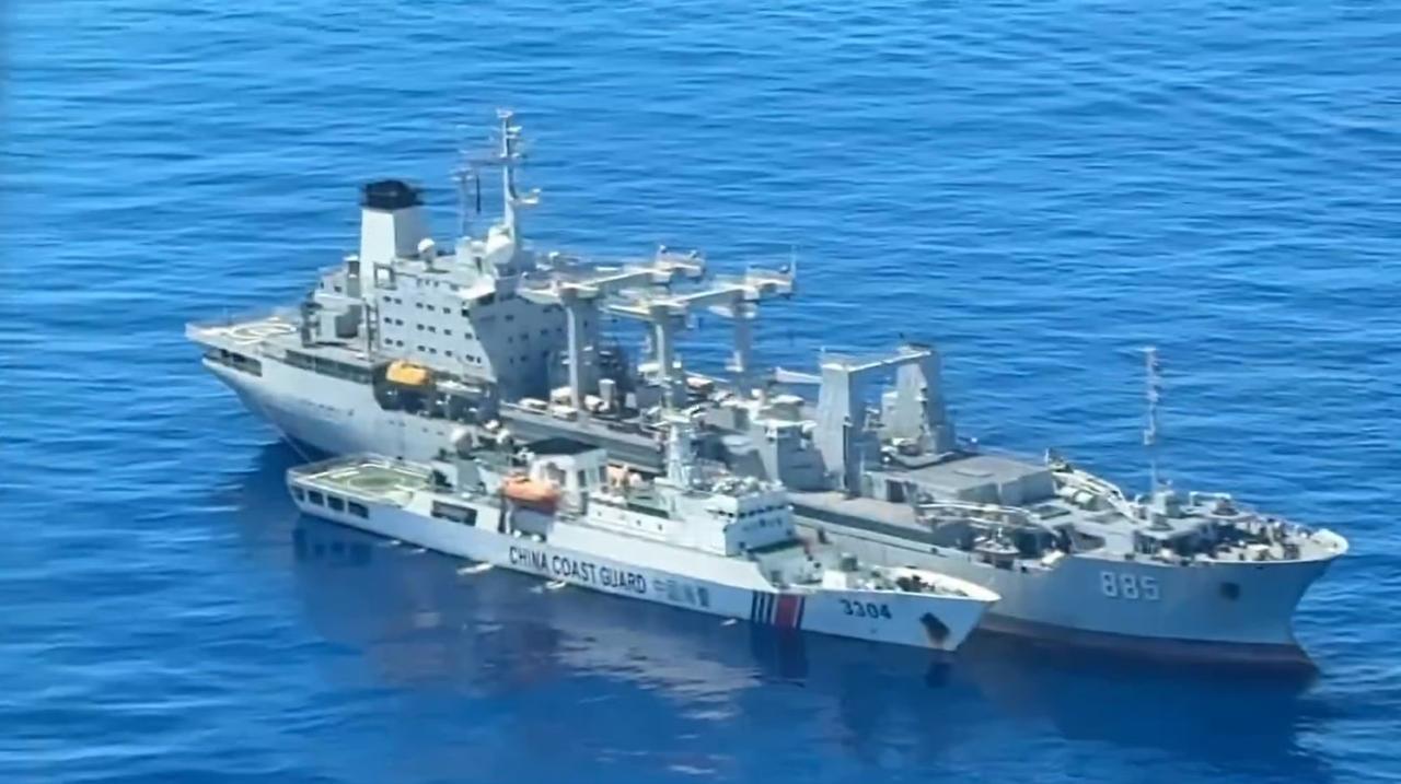 黄岩岛海域，885“青海湖”号综合补给舰为海警3304船进行海上补给，曾是中国海