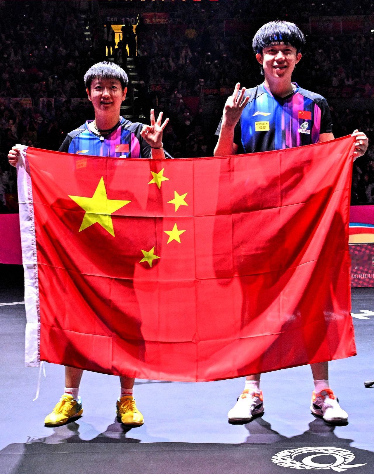 1. 技术配合堪称无解：两人左右手持拍形成天然站位优势，打破“男攻女防”的传统模