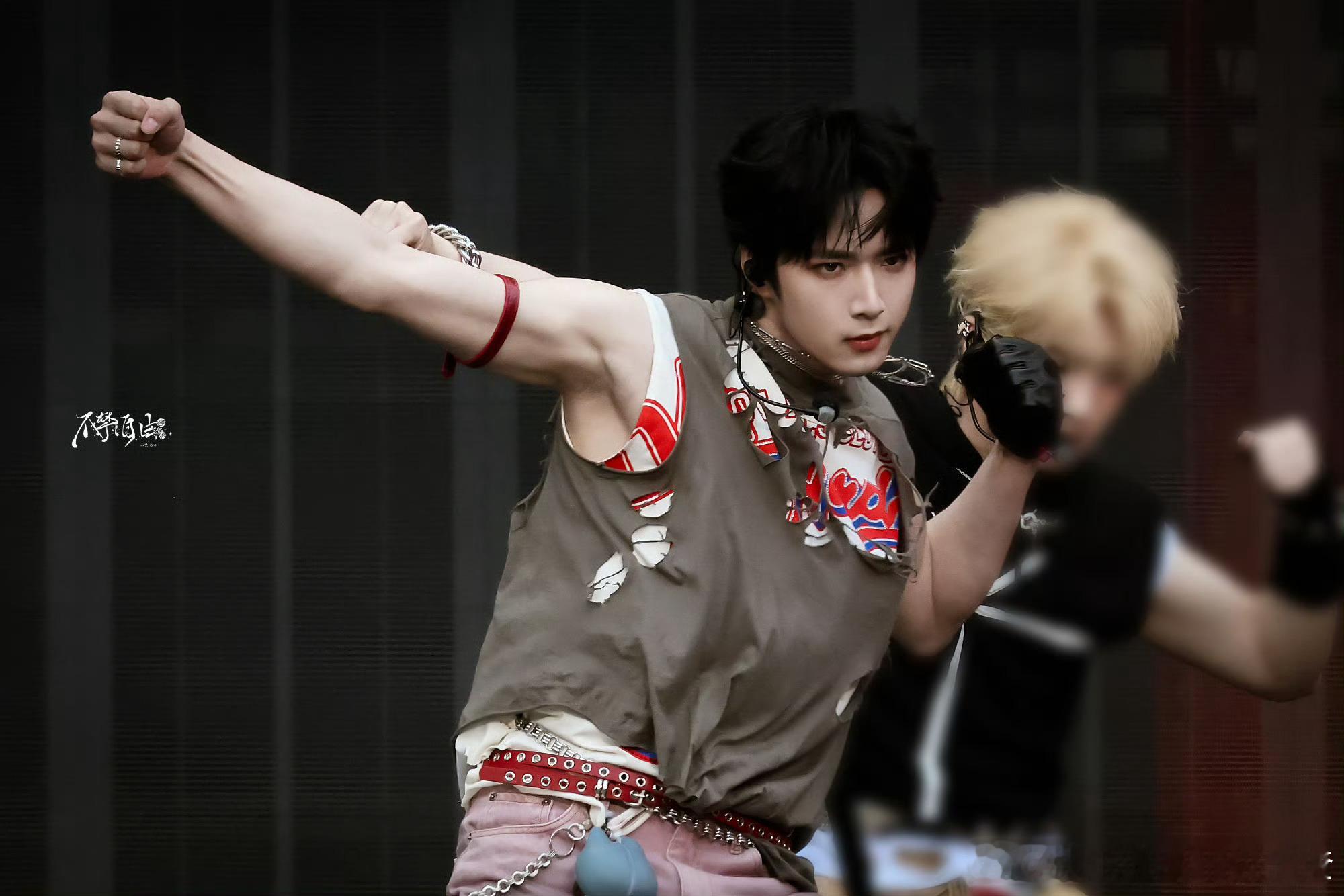 无袖+黑短发的刘耀文完全欧巴来的刘耀文无袖造型