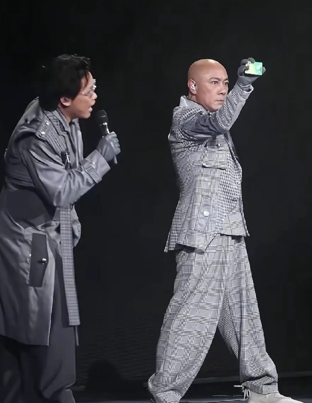 直到看到张卫健在演唱会上掏出老年卡才知道他已经60岁了，网友感叹，张卫健好年轻，