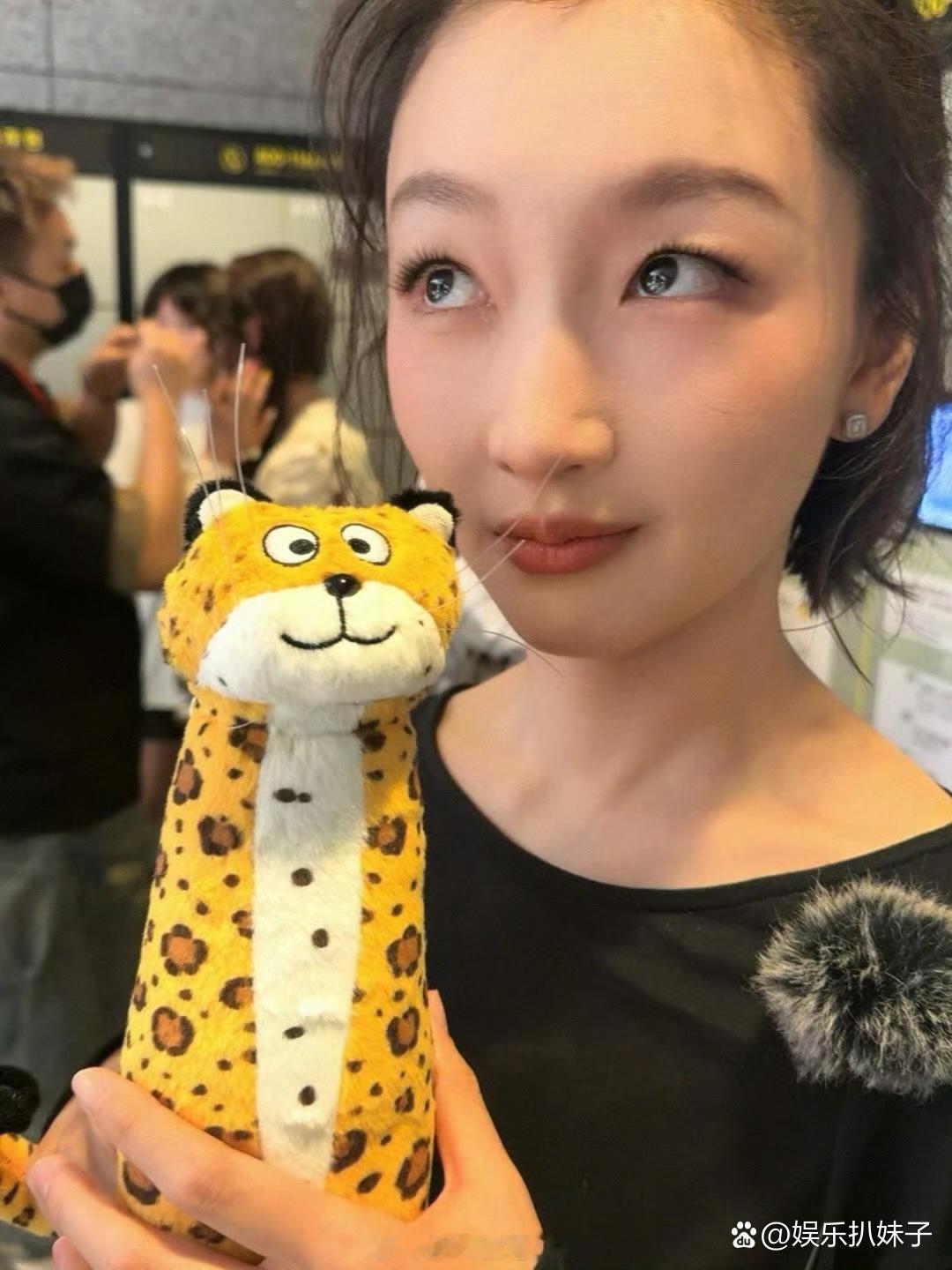 1.迪丽热巴记得杨幂的提携之恩，对方也不会拿这些道德绑架，两人相处得还行，到现在