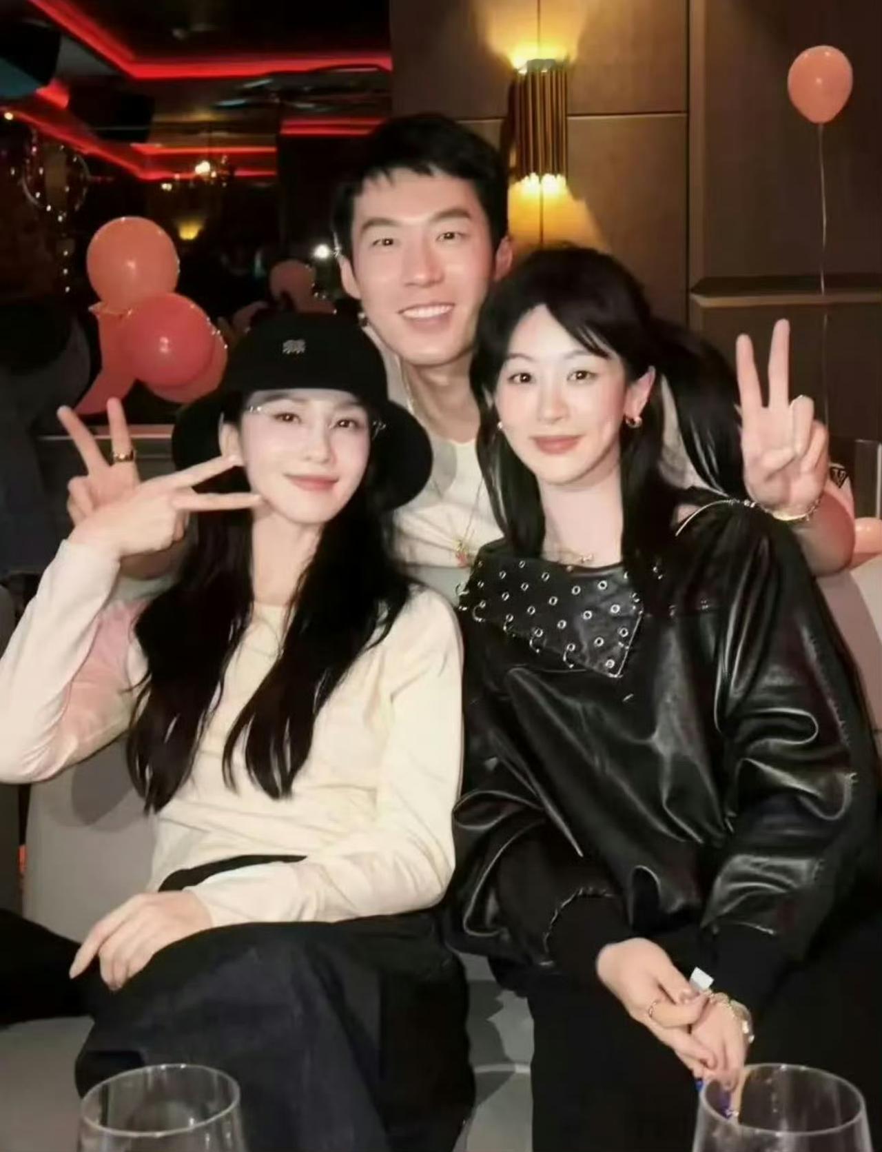 救命！杨紫生日局甜度超标！刘诗诗突袭庆生，两人同框合照氛围感直接拉满！谁懂啊，中