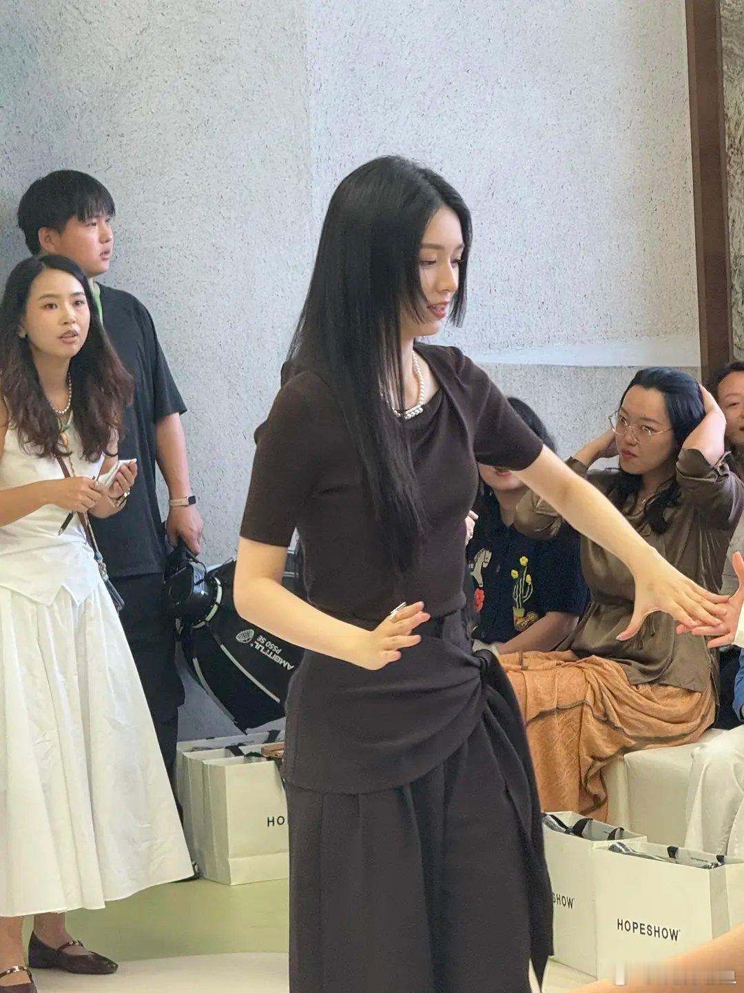 我一直以为周也美貌营销特别多前几天看拉的表排在倒数可能因为是真美吧我刷到好多