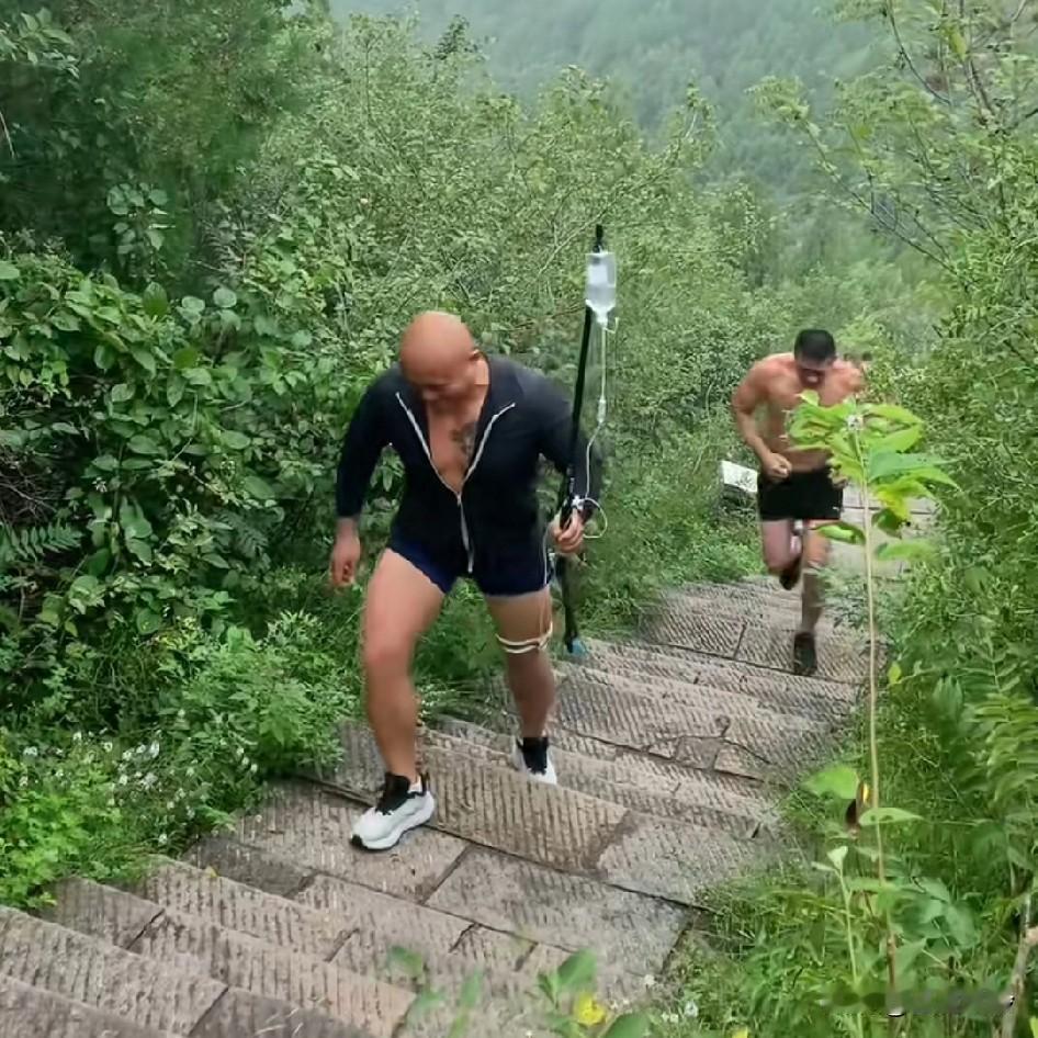 就说跑步能治病，你们都不信，现在你们都信了吧，一生要强的中国男人一旦去爬山爬上
