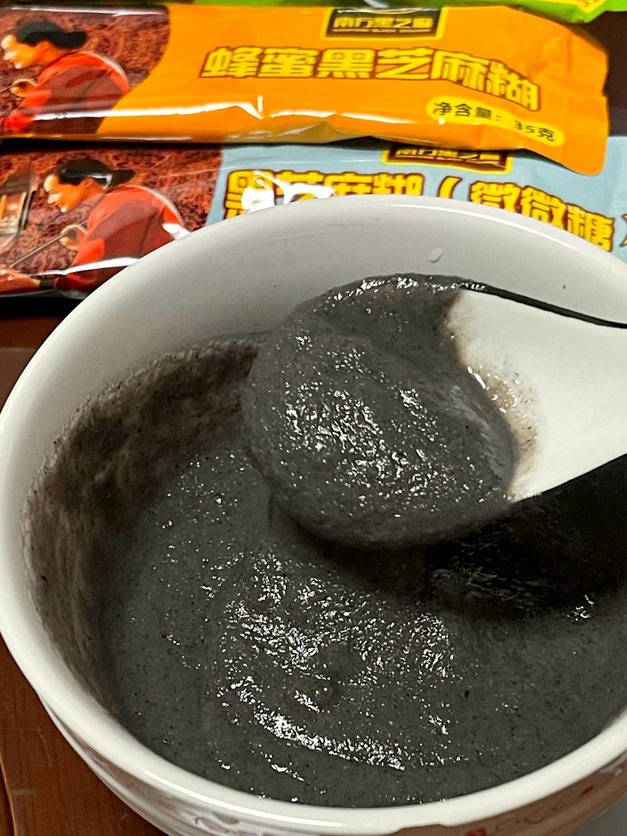 终于弄明白了南方黑芝麻这次为什么彻底凉了。不是一包芝麻糊的事，而是如果连这种