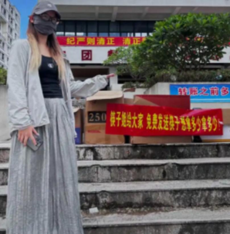 “干得漂亮！”厦门一女生在学校食堂买两份饭，拿了6双筷子，却被工作人员认定为盗窃