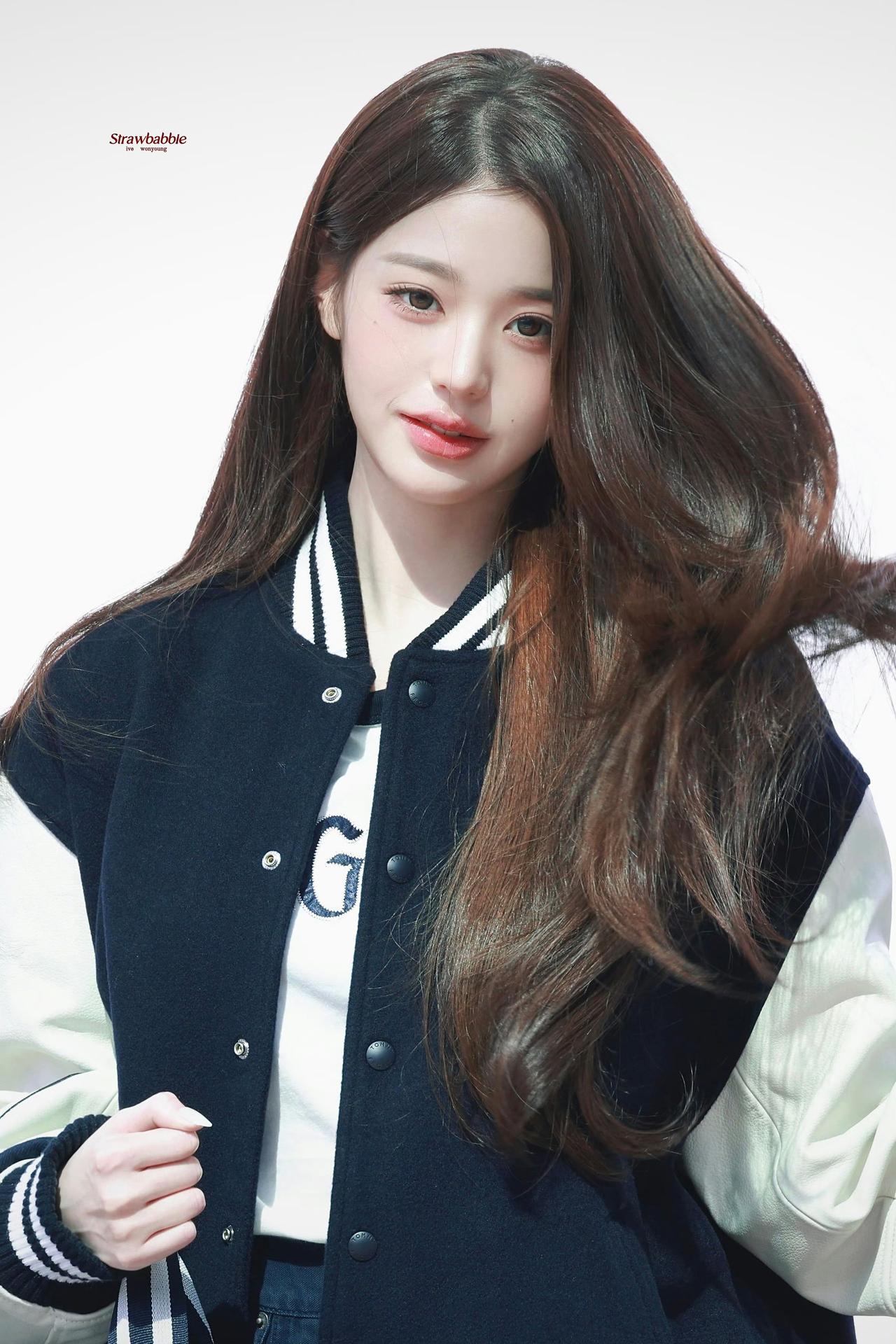 张元英藏青拼色棒球服✨焦糖棕大波浪，元气长腿少女感拉满
