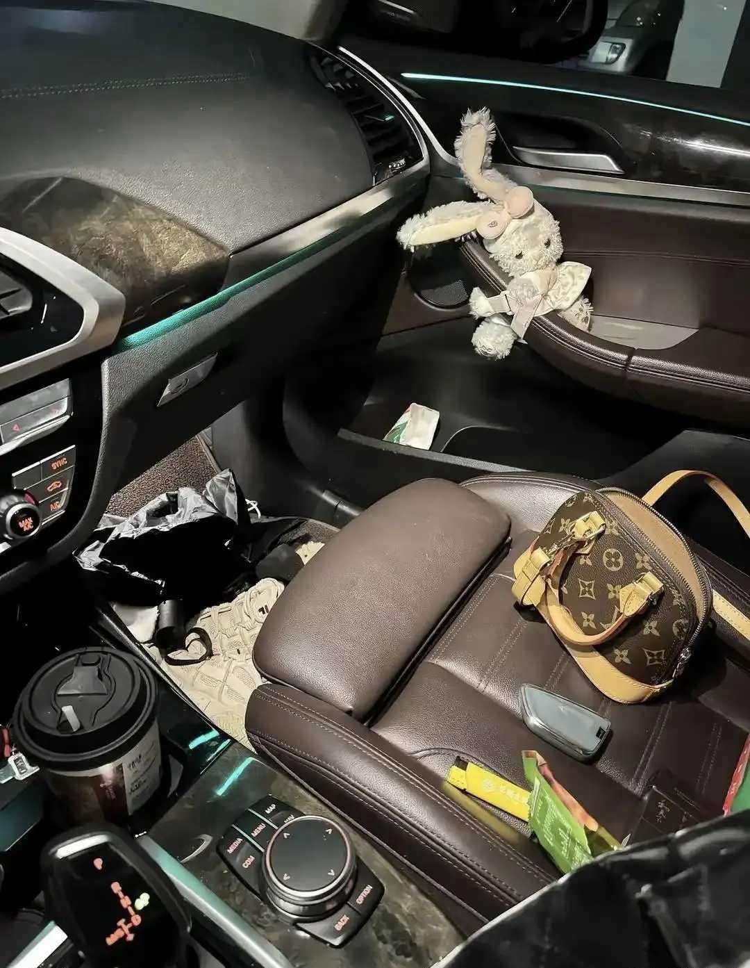 家人们谁懂啊！一打开我老婆的车门，直接被“杂物军团”占领了！副驾堆着她的小包、毛