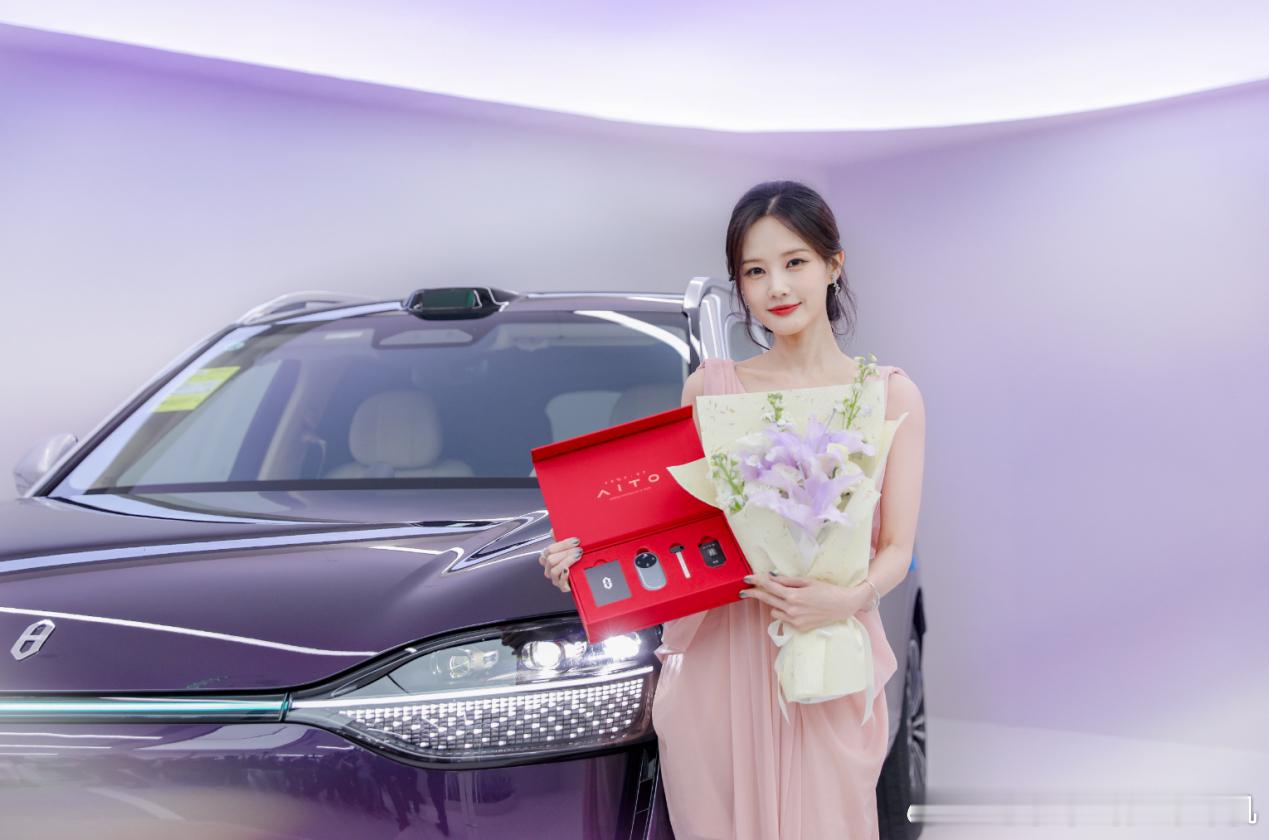 如今明星最喜欢的车还得是问界M9，李一桐也入手了一辆，而且选择的是很有气质新车漆