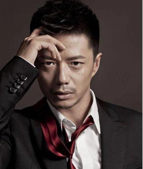 2006年，段奕宏刚进《士兵突击》的剧组，张译就悄悄把他拉到一边对他说：“你要小