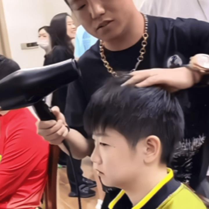 托尼老师:你还是悠着点别把莎莎头发拽掉啦！好萌的莎莎就是这样乖乖的配合着。这