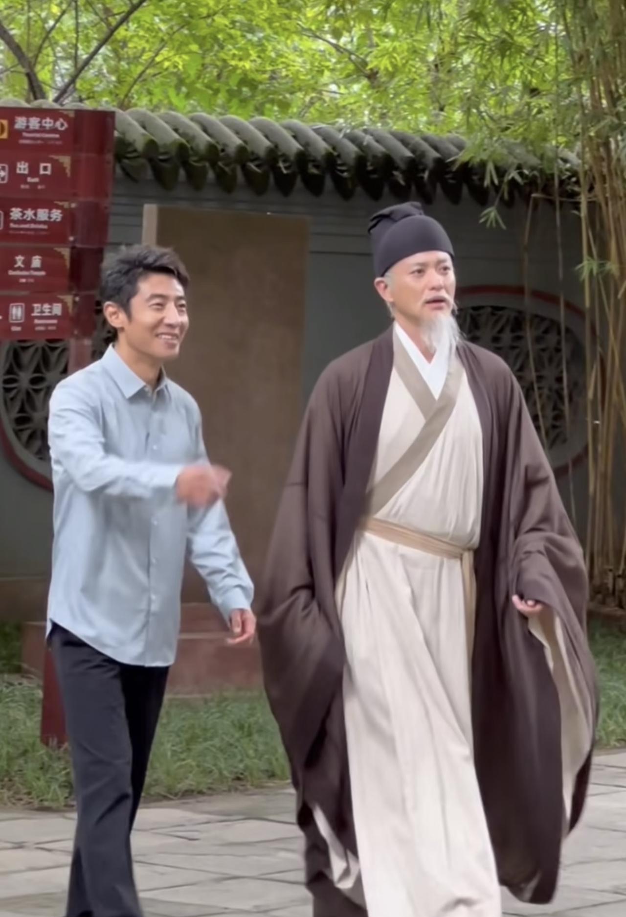 9月18日，有位网友在成都崇州偶遇撒贝宁，他与古装扮相的周一围，在一起有说有笑的