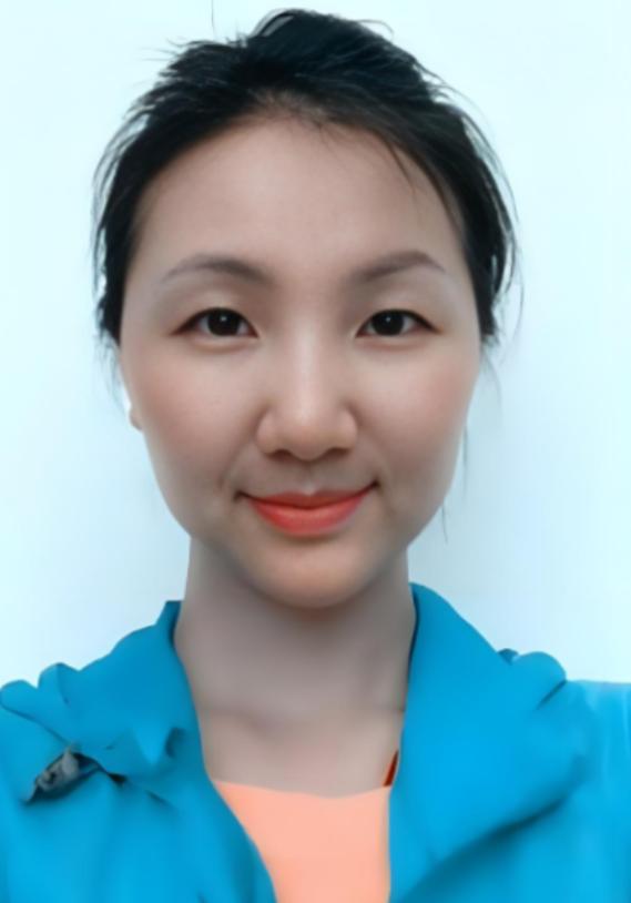 2012年，一架飞往乌鲁木齐的客机升至5000米高空时，一位空姐突然推着餐车猛撞