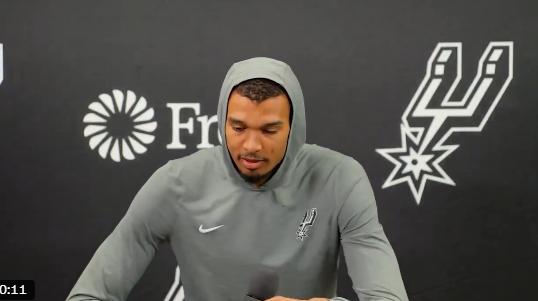 文班亚马谈到为何他的球技进步如此之快。文班亚马说：“对我这种人来说，最重