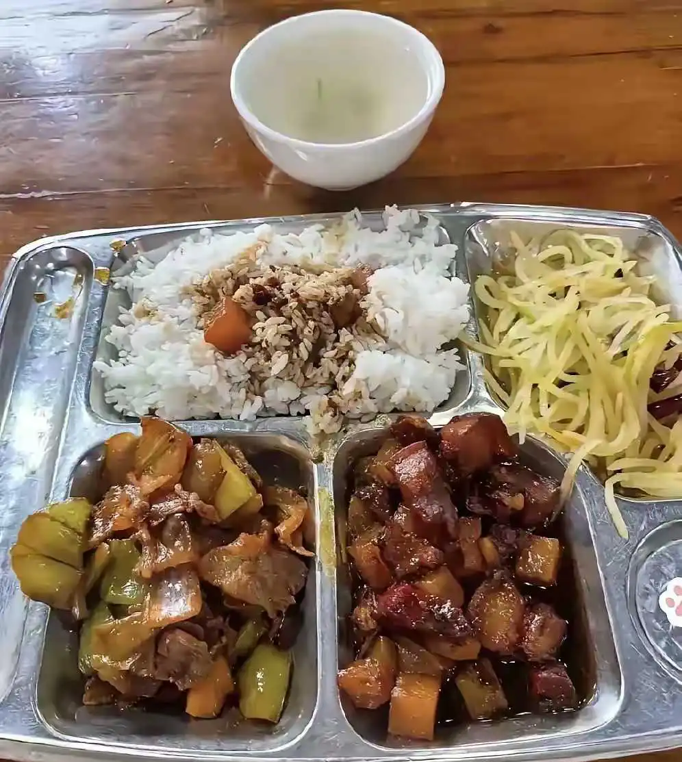 单位食堂这伙食，你们猜猜多少钱？