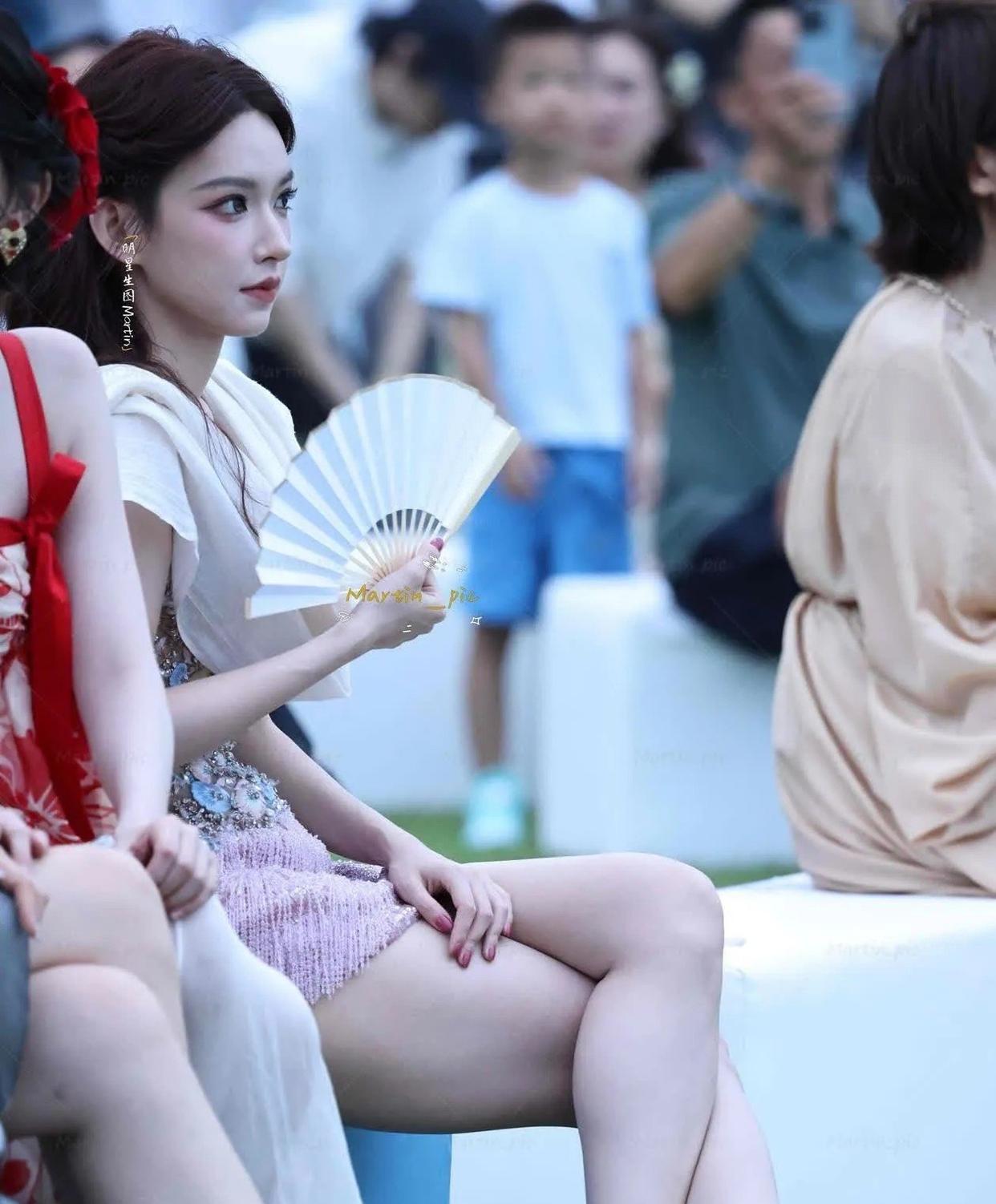 28岁程潇生图流出引热议，网友反问这双腿练了多久，折扇再美也输给了她的肌肉线条
