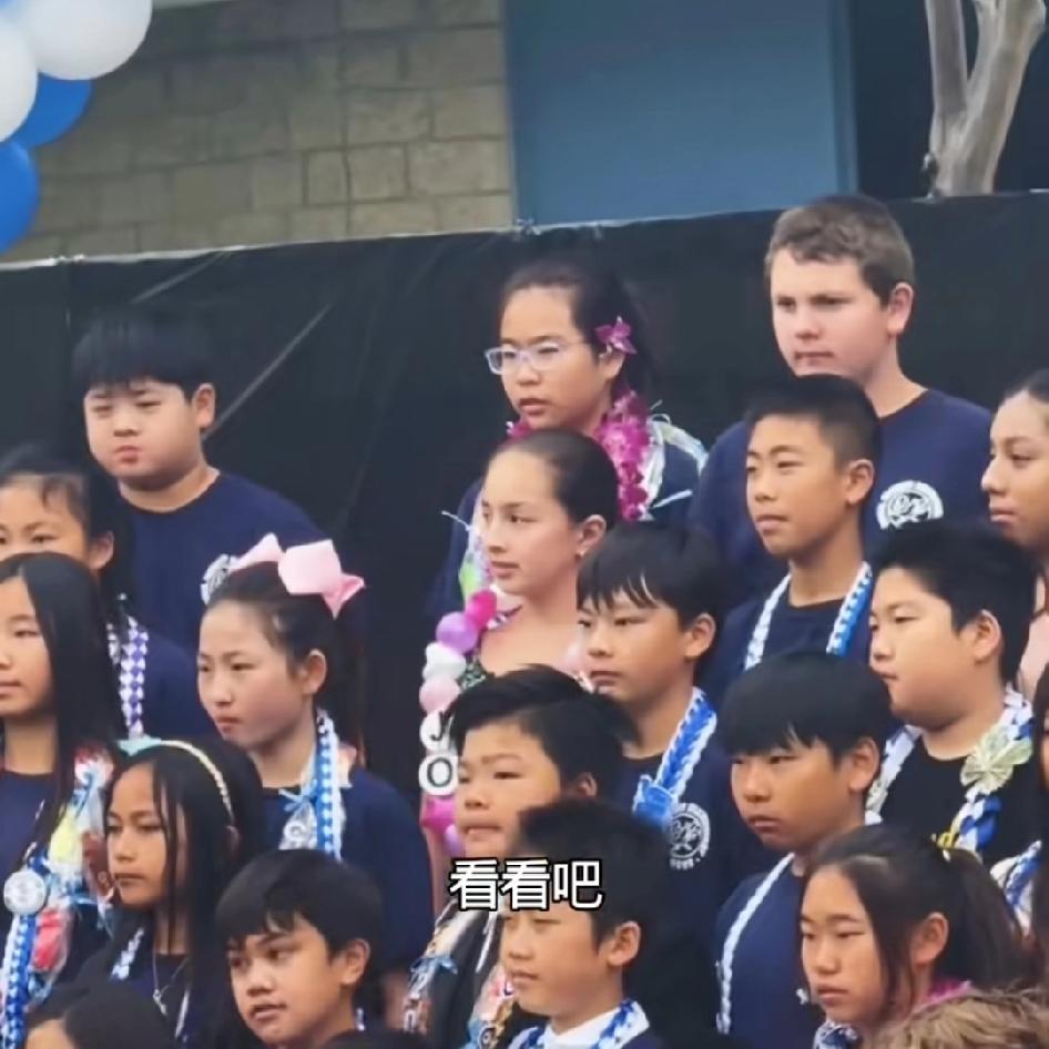 美国小学毕业典礼，放眼望去一半以上全是中国孩子，上次口罩事件才知道大量的小孩在英