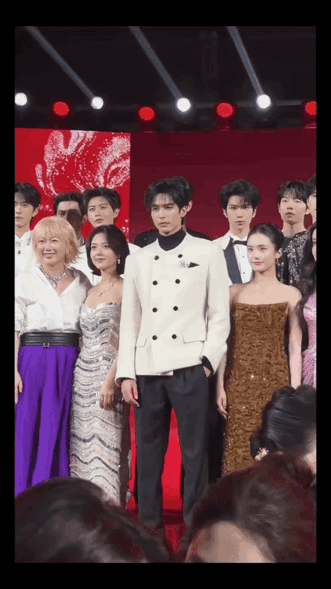 一个镜头扫过去，宋威龙把后面的短剧演员秒成渣了重点是颜值碾压也就罢了，看动图更