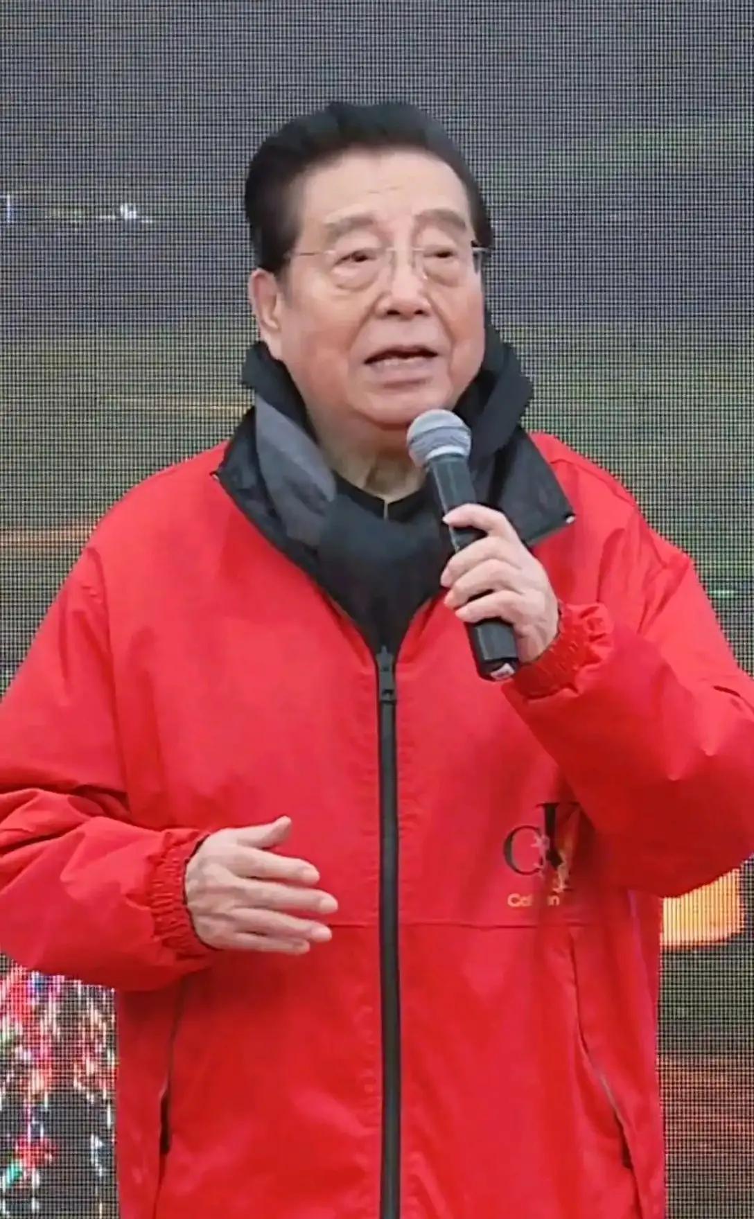 87岁的他拿着每月八千的退休金，本来就该安享晚年，却还在四处赶商演贴补家用，半生