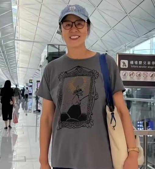 那些说郎导美容失败的，看看真实的郎导，失语了吧？整个人年轻，漂亮，还更有精气神了