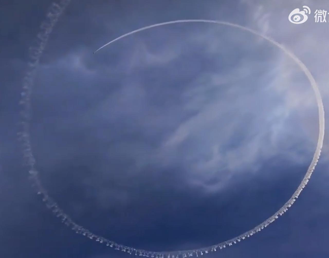 歼-36在空中画了个圈。最近画面，歼-36在完成飞行试验之后，在空中进行放油